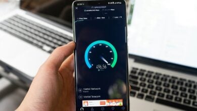 black samsung android smartphone displaying icons